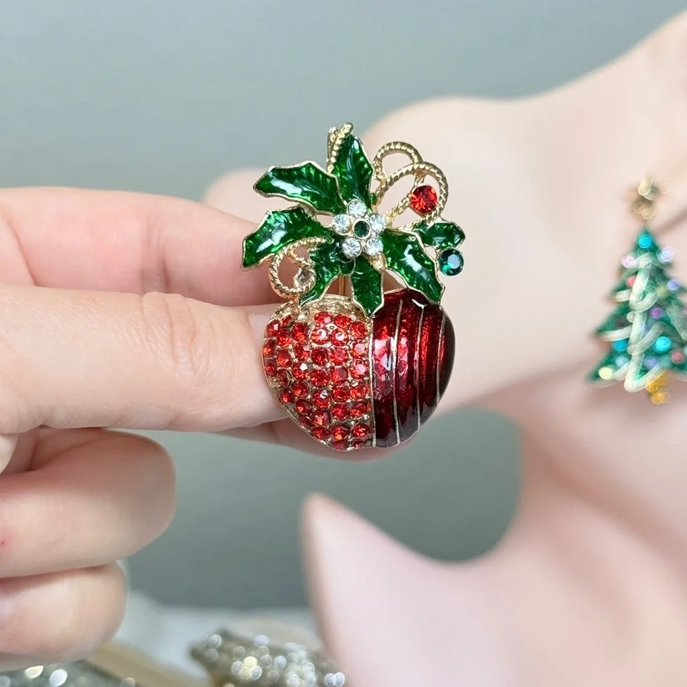 ⚜️❤️‍🔥 Elegant Red and Green Brooch
